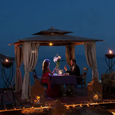 Romantic caldera dinner proposal in Santorini
